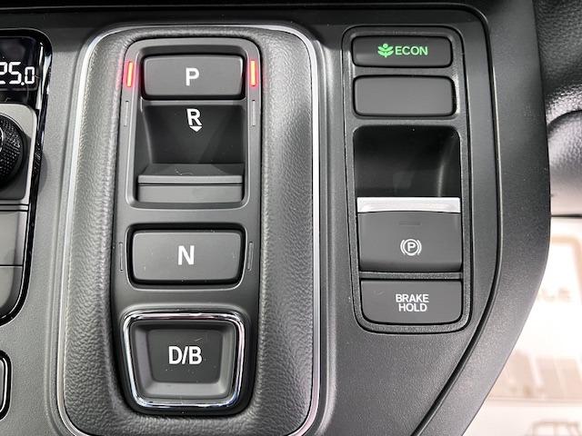 ステップワゴン ｅ：ＨＥＶスパーダ　プレミアムライン　登録済未使用車　１１．４型純正ナビ　マルチビューカメラ　前後席シートヒーター　全席ＵＳＢチャージャー　パワーバックドア　純正ドアバイザー　純正マットガード　両側パワースライドドア　ホンダセンシング（16枚目）