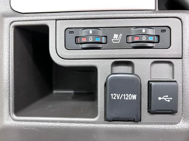 ランドクルーザープラド ＴＸ　Ｌパッケージ　マットブラックエディション　ベージュ革　ＭＯＰナビ　全方位カメラ　サンルーフ　寒冷地　リヤフォグランプ　ＢＳＭ　ＥＴＣ２．０　Ｂｌｕｅｔｏｏｔｈ　ＡｐｐｌｅＣａｒｐｌａｙ　トノカバー　ルーフレール　前後方衝突軽減　７人乗り（21枚目）