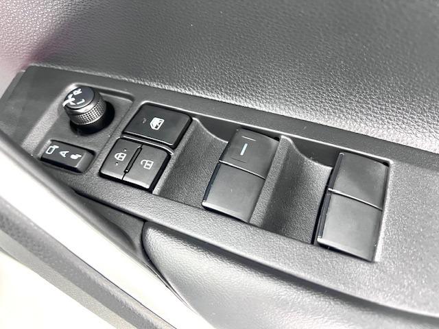 カローラクロス ハイブリッド　Ｚ　ＭＯＤＥＬＬＩＳＴＡエアロ　１０．５ＤＡ　全周囲カメラ　ＢＳＭ　パノラマルーフ　ＨＤＭＩ・ＵＳＢ　寒冷地仕様　アドバンストパーク　ＥＴＣ２．０　電動バックドア　リヤフォグランプ　純正フロアマット（31枚目）