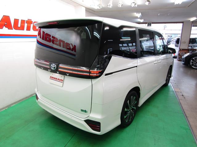 ヴォクシー ハイブリッドS-Z 登録済未使用車 トヨタチームメイト ETC2.0 全方位モニター 10.5インチナビ ユニバーサルステップ フリップD 両側電動ドア 17アルミ オートライト LEDヘッド ハーフレザー シートヒータ(7枚目)