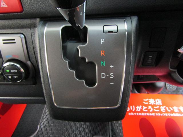 ハイエースバン ロングスーパーGL ダークプライムS 登録済未使用車 4WD 寒冷地仕様 TSS SDナビ フルセグ DVD Aモニター Dインナーミラー 100V電源 ETC スマートキー オートライト LEDヘッド ハーフレザー 両側電動ドア(16枚目)