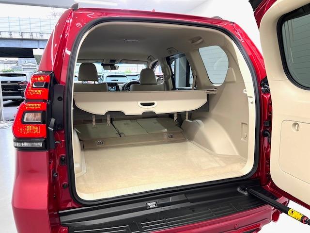 ランドクルーザープラド ＴＸ　Ｌパッケージ　ベージュ革　全方位カメラ　ＢＳＭ　ＥＴＣ２．０　ＴＲＤエアロ　リヤスポイラー　１９インチＡＷ　トノカバー　ＭＯＰルーフレール　前後方衝突軽減ブレーキ　純正フロアマット・バイザー（7枚目）