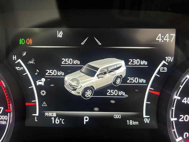 ランドクルーザー ZX JBL 後席M 電動Rデフ クルBOX 空気圧 寒冷地 ITSコネクト MODELLISTAエアロ MOPルーフレール トノカバー 純正フロアマット BSM HUD HDMI AppleCarplay(25枚目)