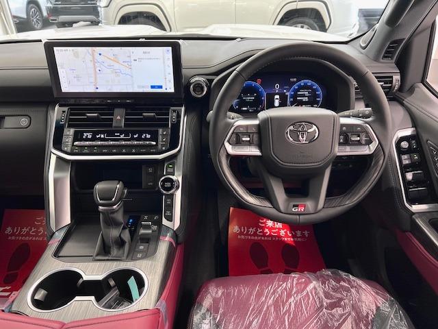 ランドクルーザー ＧＲスポーツ　ＪＢＬ　リヤエンタ　電動リヤデフ　クールＢＯＸ　寒冷地仕様　空気圧センサ　ＩＴＳコネクト　トノカバー　ＭＯＰルーフレール　ＧＲ専用マット　サンルーフ　赤黒内装　ＢＳＭ　ＨＵＤ　７人　マイナーチェンジ型（2枚目）