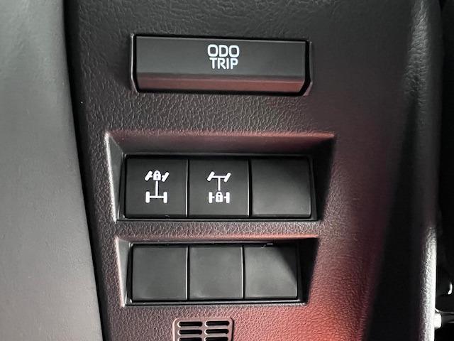 ランドクルーザー ＧＲスポーツ　ＪＢＬ　リヤエンタ　電動リヤデフ　クールＢＯＸ　寒冷地仕様　空気圧センサ　ＩＴＳコネクト　トノカバー　ＭＯＰルーフレール　ＧＲ専用マット　サンルーフ　赤黒内装　ＢＳＭ　ＨＵＤ　７人　マイナーチェンジ型（15枚目）