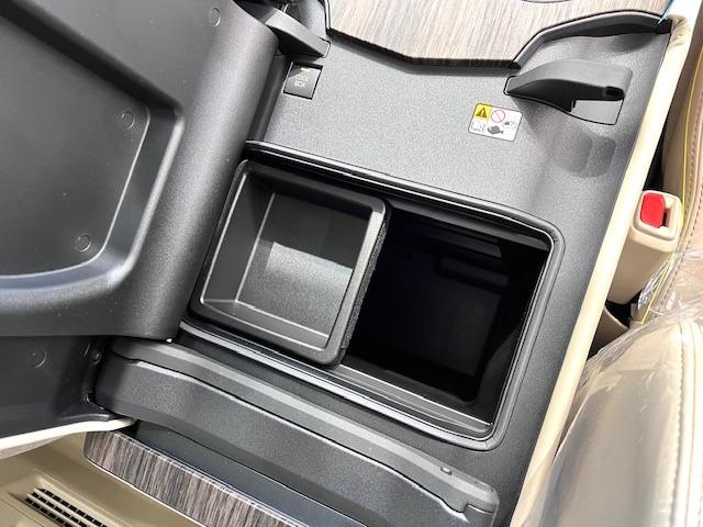 ランドクルーザー ＺＸ　ＪＢＬ　リヤエンター　電動リヤデフ　クールＢＯＸ　寒冷地仕様　空気圧センサ　ＩＴＳコネクト　トノカバー　ＭＯＰルーフレール　ＭＯＤＥＬＬＩＳＴＡエアロ・リヤスポイラー　純正ドアバイザー　マイナーモデル（17枚目）