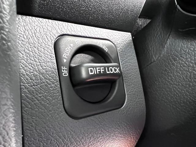 ランドクルーザー７０ ＡＸ　登録済未使用車　純正７型ナビ　バックモニター　ＵＳＢ接続　バックモニター付防眩ミラー　デフロック　オートマチックハイビーム　ＬＥＤヘッドライト　パワーヒーター　衝突軽減ブレーキ（12枚目）