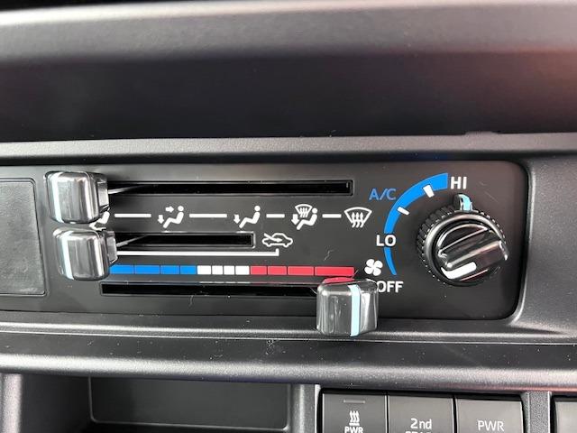 ランドクルーザー７０ ＡＸ　登録済未使用車　純正７型ナビ　バックモニター　ＵＳＢ接続　バックモニター付防眩ミラー　デフロック　オートマチックハイビーム　ＬＥＤヘッドライト　パワーヒーター　衝突軽減ブレーキ（13枚目）