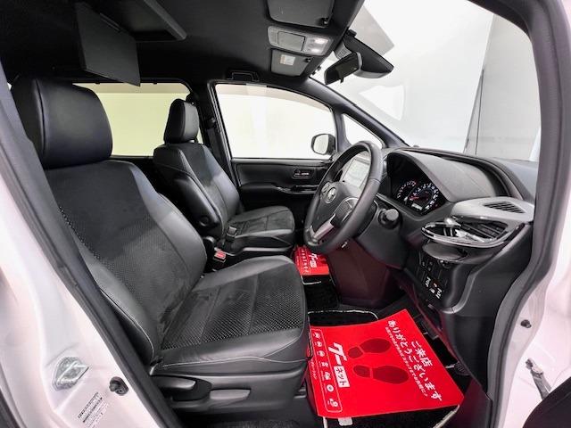 ヴォクシー ＺＳ　煌ＩＩＩ　ＭＯＤＥＬＬＩＳＴＡエアロ　シグネチャーイルミ　純正１０型ナビ　１２．１型後席モニター　ＥＴＣ２．０　両側電動スライド　バックモニター　純正フロアマット・バイザー　衝突軽減ブレーキ　ＬＥＤライト（4枚目）