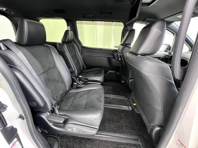 ヴォクシー ＺＳ　煌ＩＩＩ　ＭＯＤＥＬＬＩＳＴＡエアロ　シグネチャーイルミ　純正１０型ナビ　１２．１型後席モニター　ＥＴＣ２．０　両側電動スライド　バックモニター　純正フロアマット・バイザー　衝突軽減ブレーキ　ＬＥＤライト（5枚目）