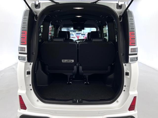 ヴォクシー ＺＳ　煌ＩＩＩ　ＭＯＤＥＬＬＩＳＴＡエアロ　シグネチャーイルミ　純正１０型ナビ　１２．１型後席モニター　ＥＴＣ２．０　両側電動スライド　バックモニター　純正フロアマット・バイザー　衝突軽減ブレーキ　ＬＥＤライト（7枚目）