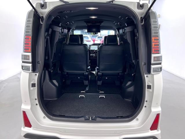 ヴォクシー ＺＳ　煌ＩＩＩ　ＭＯＤＥＬＬＩＳＴＡエアロ　シグネチャーイルミ　純正１０型ナビ　１２．１型後席モニター　ＥＴＣ２．０　両側電動スライド　バックモニター　純正フロアマット・バイザー　衝突軽減ブレーキ　ＬＥＤライト（8枚目）