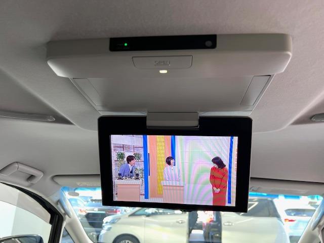 【フリップダウンモニター】後席ルーフ部分に開閉タイプのモニター装着しております。小さなお子様などにも人気のオプションです♪前方ナビ画面、後席オーディオ画面なども可能です。