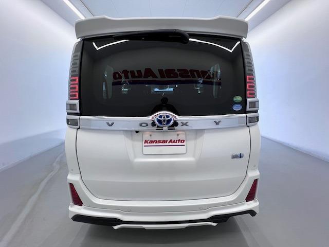 ヴォクシー ハイブリッドＺＳ　煌ＩＩＩ　ＭＯＤＥＬＬＩＳＴＡエアロ　シグネチャーイルミ　純正１０型ナビ　１２．１型後席モニター　シートヒーター　ＥＴＣ　衝突軽減ブレーキ　両側パワースライド　純正フロアマット・バイザー　ハーフレザー（3枚目）