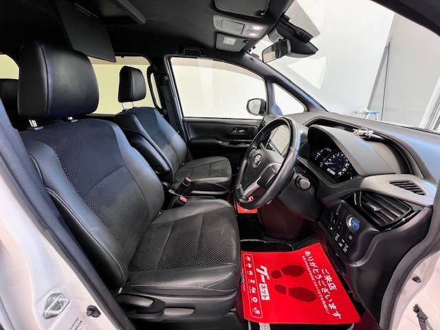 ヴォクシー ハイブリッドＺＳ　煌ＩＩＩ　ＭＯＤＥＬＬＩＳＴＡエアロ　シグネチャーイルミ　純正１０型ナビ　１２．１型後席モニター　シートヒーター　ＥＴＣ　衝突軽減ブレーキ　両側パワースライド　純正フロアマット・バイザー　ハーフレザー（4枚目）