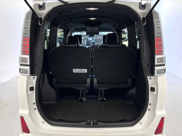 ヴォクシー ハイブリッドＺＳ　煌ＩＩＩ　ＭＯＤＥＬＬＩＳＴＡエアロ　シグネチャーイルミ　純正１０型ナビ　１２．１型後席モニター　シートヒーター　ＥＴＣ　衝突軽減ブレーキ　両側パワースライド　純正フロアマット・バイザー　ハーフレザー（7枚目）