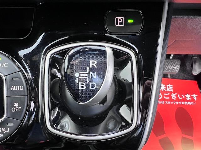 ヴォクシー ハイブリッドＺＳ　煌ＩＩＩ　ＭＯＤＥＬＬＩＳＴＡエアロ　シグネチャーイルミ　純正１０型ナビ　１２．１型後席モニター　シートヒーター　ＥＴＣ　衝突軽減ブレーキ　両側パワースライド　純正フロアマット・バイザー　ハーフレザー（20枚目）