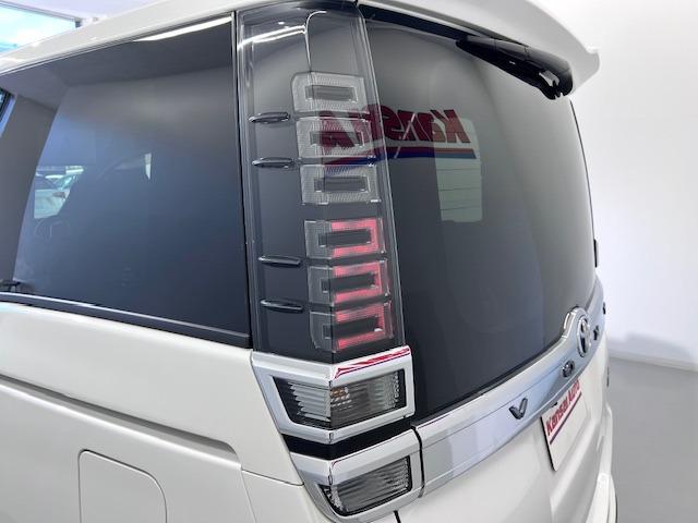 ヴォクシー ハイブリッドＺＳ　煌ＩＩＩ　ＭＯＤＥＬＬＩＳＴＡエアロ　シグネチャーイルミ　純正１０型ナビ　１２．１型後席モニター　シートヒーター　ＥＴＣ　衝突軽減ブレーキ　両側パワースライド　純正フロアマット・バイザー　ハーフレザー（56枚目）
