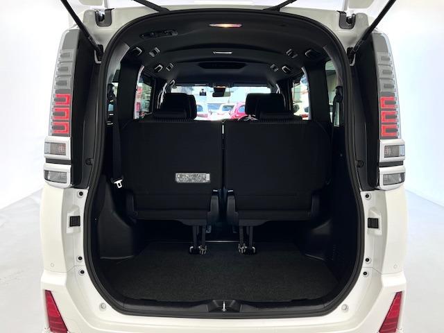 ヴォクシー ＺＳ　煌ＩＩ　ＭＯＤＥＬＬＩＳＴＡエアロ　純正１０型ナビ　バックモニター　ＥＴＣ　フルセグ　Ｂｌｕｅｔｏｏｔｈ　両側電動スライド　衝突軽減　前後ドラレコ　コーナーセンサ　後席オートＡ／Ｃ　純正フロアマット・バイザー（7枚目）