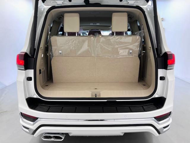 ランドクルーザー ＺＸ　ＪＢＬ　リヤエンタ　電動リヤデフ　寒冷地仕様　空気圧センサ　ＭＯＰルーフレール　ＭＯＤＥＬＬＩＳＴＡエアロ　マイナーチェンジ型　純正フロアマット　登録済未使用車　ＥＴＣ２．０　ＢＳＭ　ＨＵＤ　ＨＤＭＩ（7枚目）