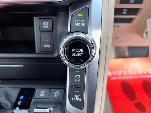 ランドクルーザー ＺＸ　ＪＢＬ　リヤエンタ　電動リヤデフ　寒冷地仕様　空気圧センサ　ＭＯＰルーフレール　ＭＯＤＥＬＬＩＳＴＡエアロ　マイナーチェンジ型　純正フロアマット　登録済未使用車　ＥＴＣ２．０　ＢＳＭ　ＨＵＤ　ＨＤＭＩ（32枚目）