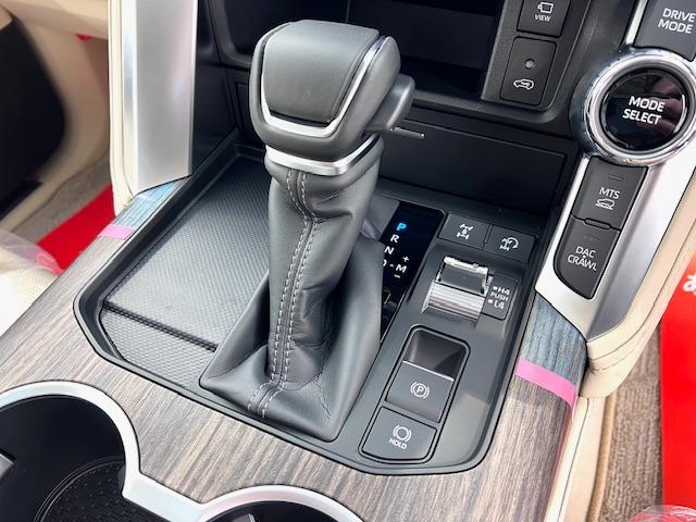 ランドクルーザー ＺＸ　ＪＢＬ　リヤエンタ　電動リヤデフ　寒冷地仕様　空気圧センサ　ＭＯＰルーフレール　ＭＯＤＥＬＬＩＳＴＡエアロ　マイナーチェンジ型　純正フロアマット　登録済未使用車　ＥＴＣ２．０　ＢＳＭ　ＨＵＤ　ＨＤＭＩ（33枚目）