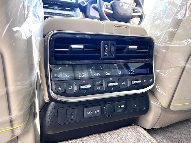 ランドクルーザー ＺＸ　ＪＢＬ　リヤエンタ　電動リヤデフ　寒冷地仕様　空気圧センサ　ＭＯＰルーフレール　ＭＯＤＥＬＬＩＳＴＡエアロ　マイナーチェンジ型　純正フロアマット　登録済未使用車　ＥＴＣ２．０　ＢＳＭ　ＨＵＤ　ＨＤＭＩ（43枚目）