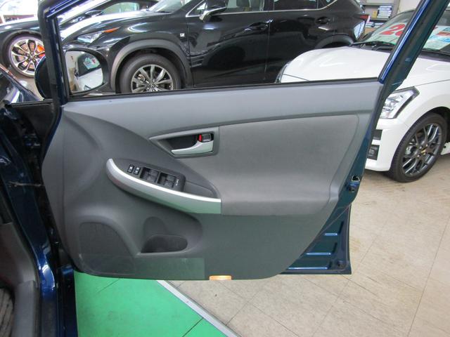 プリウス Ｓツーリングセレクション　ＨＤＤナビ　ＣＤ　ＤＶＤ　フルセグ　Ｂｌｕｅｔｏｏｔｈ　ビルトインＥＴＣ　ドラレコ　バックカメラ　ヘッドウォッシャー　スマートキー　Ｐスタート　オートライト　ＨＩＤ　フォグ　シートリフター　１７アルミ（32枚目）