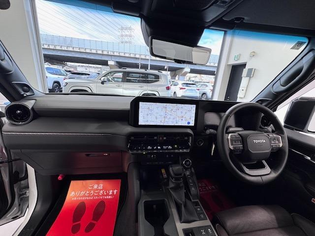 ランドクルーザー250 ZXファーストエディション 12.3型DA JBL 丸目LED 茶革 サンルーフ 置型充電 電動リヤデフ 寒冷地 デジタルミラー パドルシフト 前後ドラレコ 空気圧センサー MODELLISTA BSM HUD 純正フロアマット(38枚目)