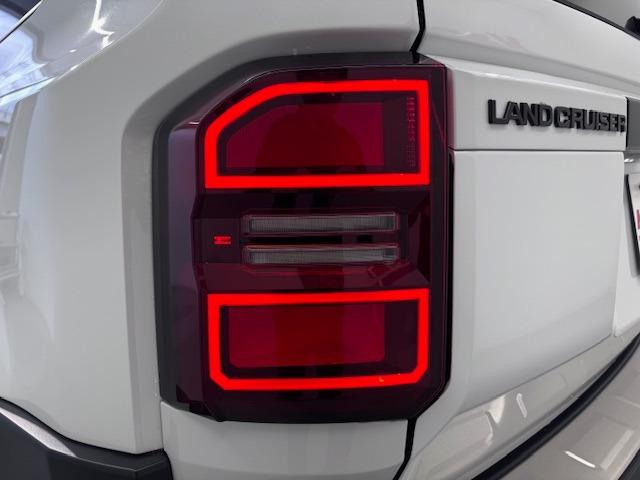 ランドクルーザー250 ZXファーストエディション 12.3型DA JBL 丸目LED 茶革 サンルーフ 置型充電 電動リヤデフ 寒冷地 デジタルミラー パドルシフト 前後ドラレコ 空気圧センサー MODELLISTA BSM HUD 純正フロアマット(65枚目)