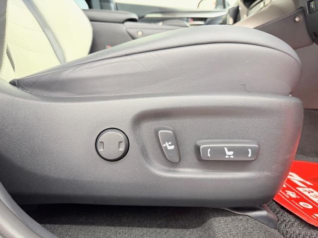 ＮＸ ＮＸ３００　Ｆスポーツ　ＴＲＤエアロ・マフラー　白革　サンルーフ　ＥＴＣ２．０　バック・サイドカメラ　ＨＵＤ　パワーバックドア　シートヒーター・クーラー　純正フロアマット　前後ドライブレコーダー　ワンオーナー（32枚目）