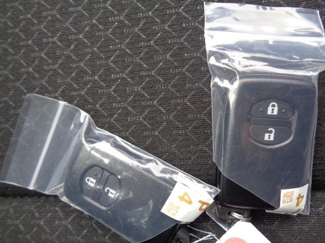 カローラフィールダー ハイブリッド　ＥＸ　登録済未使用車／ＴｏｙｏｔａＳａｆｅｔｙＳｅｎｓｅ／オートライト／オートハイビーム／スペアタイヤ／プッシュスタート／充電用ＵＳＢ端子Ｔｙｅｐ－Ｃ／ｎａｎｏｅＸ／プリクラッシュセーフティ／ＬＤＡ（24枚目）