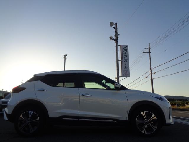 キックス Ｘ　ツートーンインテリアエディション　１年走行距離無制限保証付／アラウンドビューモニター／プロパイロット／ＥＴＣ／純正ナビ／ＴＶ／ナビ連動前後ドライブレコーダー／ハンドルヒーター／前席シートヒーター／１７ＡＷ／インテリジェントルームミラー（4枚目）