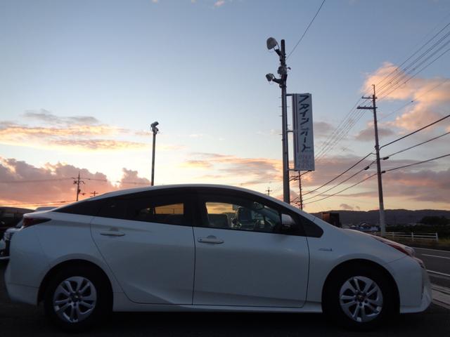 プリウス Ｓセーフティプラス　１年走行距離無制限保証付／ＥＴＣ／ナビ／ＴＶ／バックモニター／ヘッドアップディスプレイ／オートライト／フロントフォグライト／プッシュスタート／スペアタイヤ／１５ＡＷ／インテリジェントパーキングアシスト（4枚目）