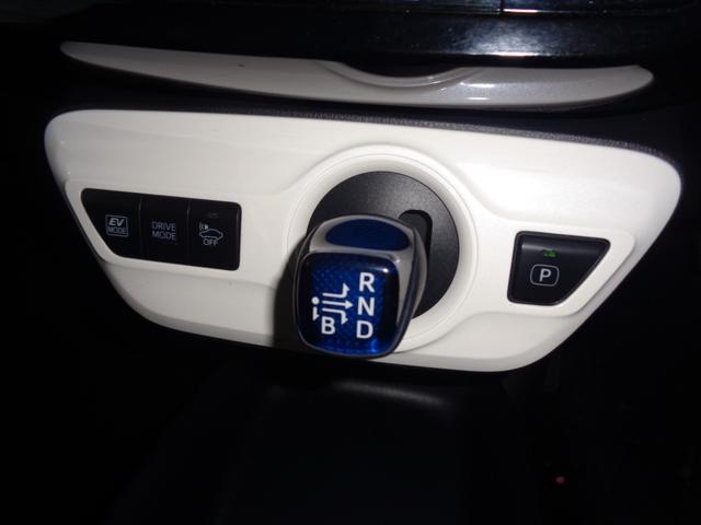 プリウス Ｓセーフティプラス　１年走行距離無制限保証付／ＥＴＣ／ナビ／ＴＶ／バックモニター／ヘッドアップディスプレイ／オートライト／フロントフォグライト／プッシュスタート／スペアタイヤ／１５ＡＷ／インテリジェントパーキングアシスト（17枚目）