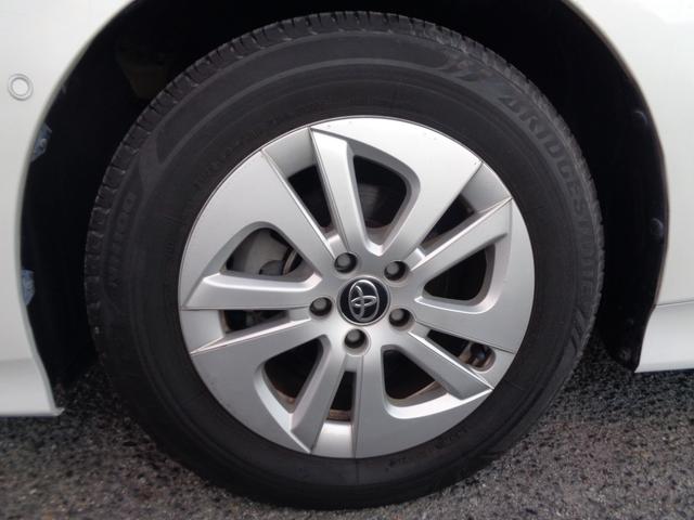 プリウス Ｓセーフティプラス　１年走行距離無制限保証付／ＥＴＣ／ナビ／ＴＶ／バックモニター／ヘッドアップディスプレイ／オートライト／フロントフォグライト／プッシュスタート／スペアタイヤ／１５ＡＷ／インテリジェントパーキングアシスト（26枚目）