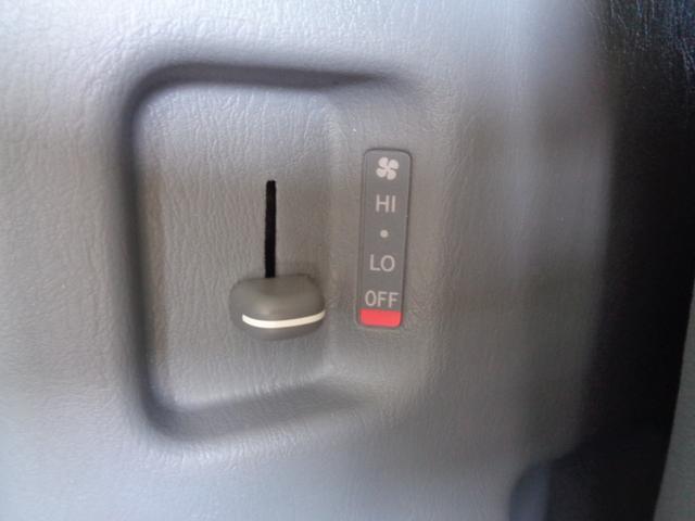 レジアスエースバン ロングスーパーＧＬ　１年走行距離無制限保証付／記録簿あり／ワンオーナー／ナビ／ＴＶ／バックモニター／Ｂｌｕｅｔｏｏｔｈ／ＥＴＣ／後席モニター／リヤヒーター・クーラー／ベットキット／スペアタイヤ／両側スライドドア／１５ＡＷ（67枚目）