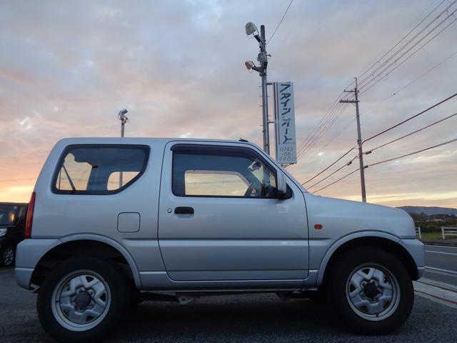 ジムニー ＸＧ　１年走行距離無制限保証付／パートタイム４ＷＤ／ＦＭラジオ／ＡＭラジオ／ＣＤ／フェンダーミラー／背面タイヤ／キーレス／前席パワーウィンドウスイッチ／フロア４速オートマ／エアコン／運転席・助手席エアバック（4枚目）