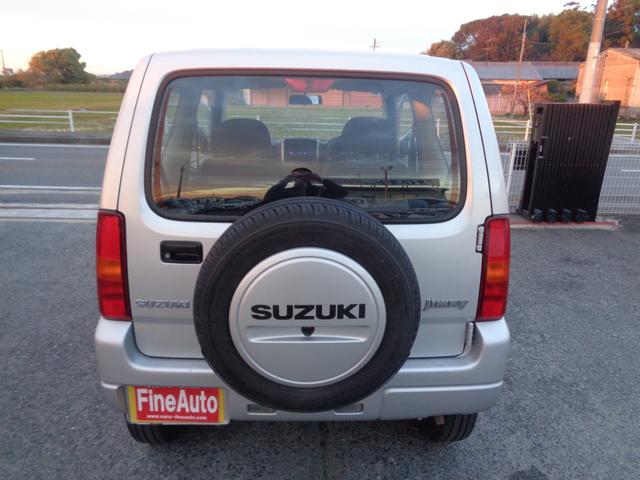 ジムニー ＸＧ　１年走行距離無制限保証付／パートタイム４ＷＤ／ＦＭラジオ／ＡＭラジオ／ＣＤ／フェンダーミラー／背面タイヤ／キーレス／前席パワーウィンドウスイッチ／フロア４速オートマ／エアコン／運転席・助手席エアバック（7枚目）