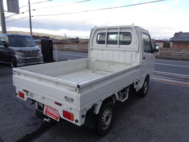 キャリイトラック ＫＣエアコン・パワステ　１年走行距離無制限保証付／パートタイム４ＷＤ／ＥＴＣ／ＦＭラジオ／ＡＭラジオ／荷台三方開き／スペアタイヤ／ヘッドライトレベライザー／運転席エアバッグ／フロアー３速オートマ／エアコン／パワーステアリング（8枚目）