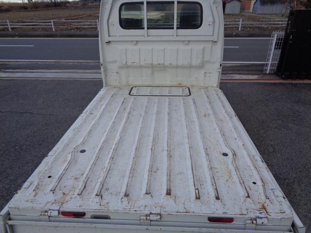 キャリイトラック ＫＣエアコン・パワステ　１年走行距離無制限保証付／パートタイム４ＷＤ／ＥＴＣ／ＦＭラジオ／ＡＭラジオ／荷台三方開き／スペアタイヤ／ヘッドライトレベライザー／運転席エアバッグ／フロアー３速オートマ／エアコン／パワーステアリング（13枚目）