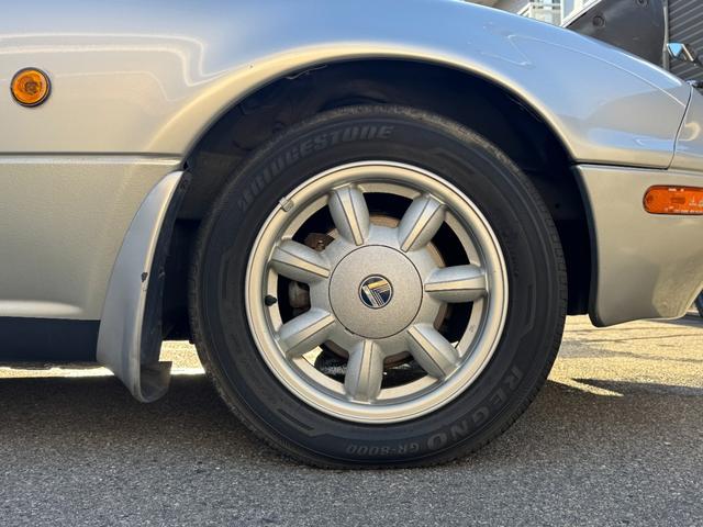 純正の１４×５．５ｊアルミを装備しています。社外品に帰られているものが多く純正品は希少です。