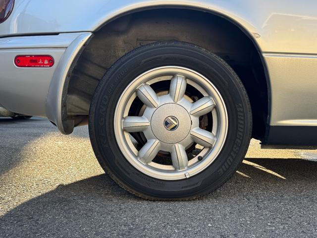 純正の１４×５．５ｊアルミを装備しています。社外品に帰られているものが多く純正品は希少です。