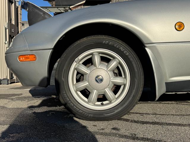 純正の１４×５．５ｊアルミを装備しています。社外品に帰られているものが多く純正品は希少です。