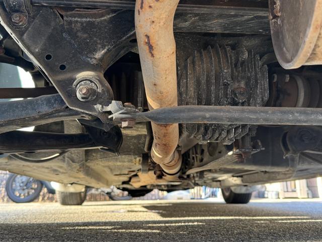 年式を考えると下廻りもかなり綺麗な方です。