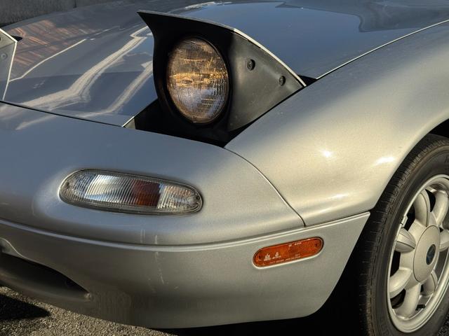 リトラクタブルヘッドライトです、ハロゲンヘッドライトです。