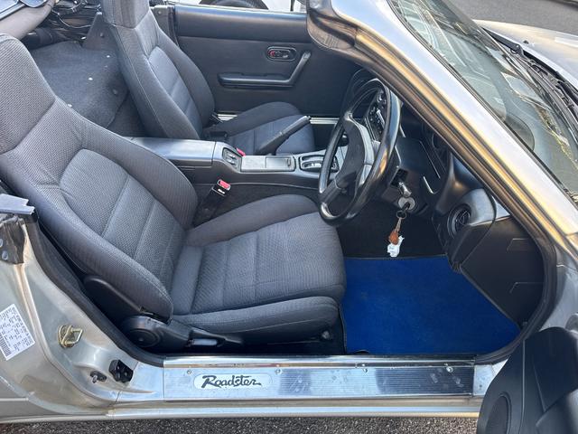 純正のシートにロゴ入りのスカッフプレート付です。