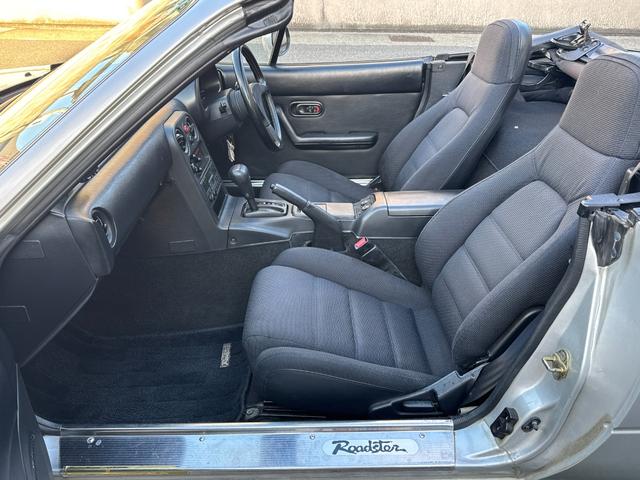 純正のシートにロゴ入りのスカッフプレート付です。