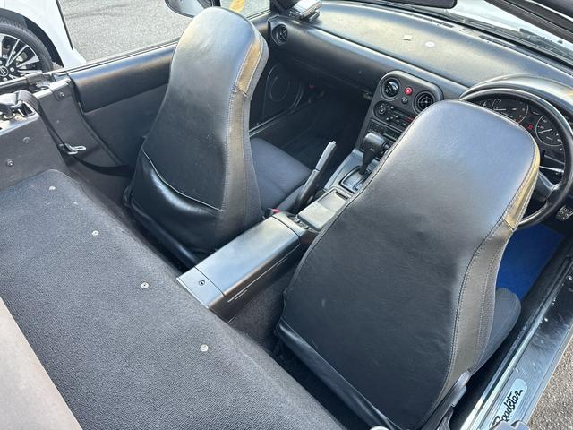 シートバックも綺麗な状態です、助手席側にはポケットがあります♪