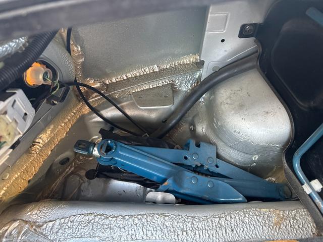 簡易のパンタジャッキもあります。